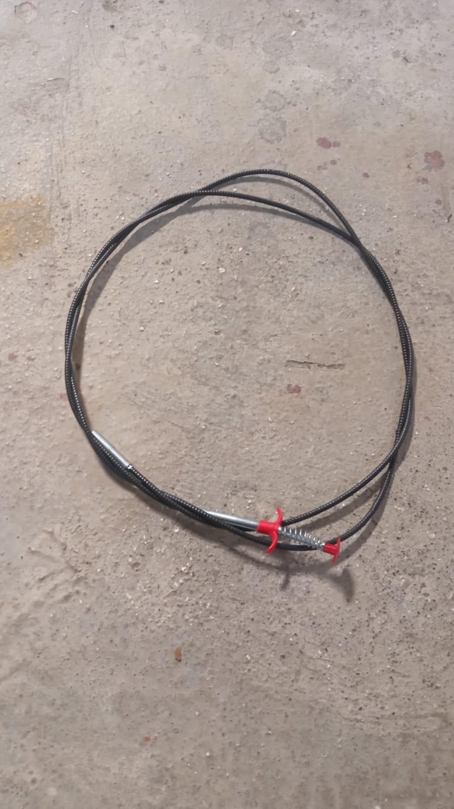 Drain cleaning tool with claw and spring, ideal for unclogging pipes and drains. Drain cleaning tool with claw and spring, ideal for unclogging pipes and drains.